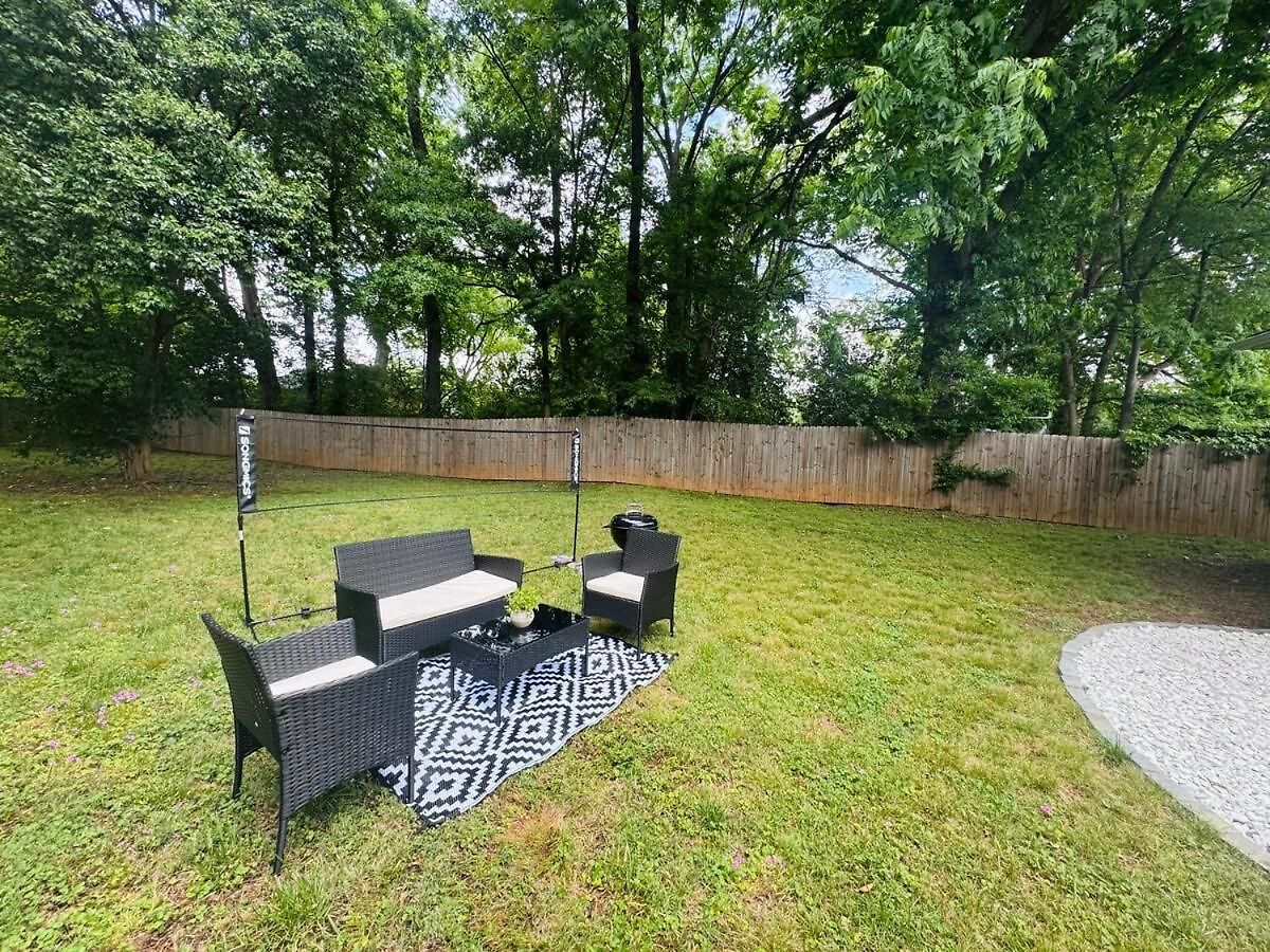 Charming And Renovated Close To Airport And Uptown Apartment