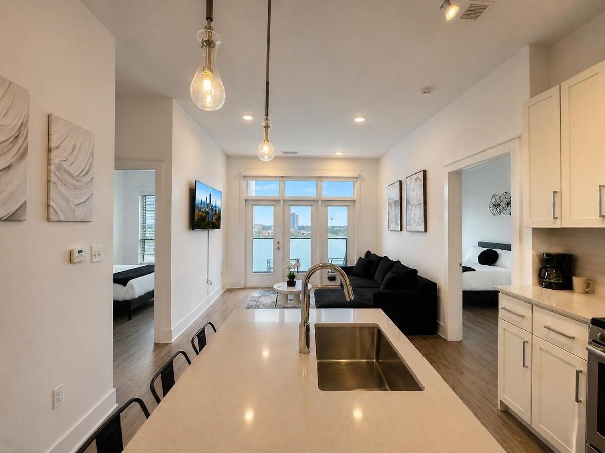 Luxury Uptown 2br Rooftop Pool Gym & Skyline Views Apartment Charlotte