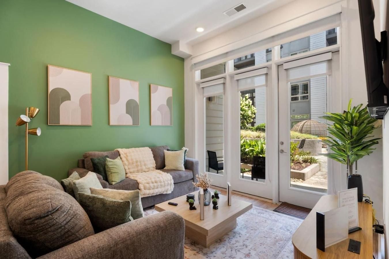 Uptown Haven - Free Parking, Pool, Walkable Apartment