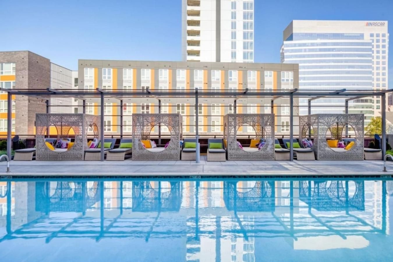 Apartment Uptown Haven - Free Parking, Pool, Walkable