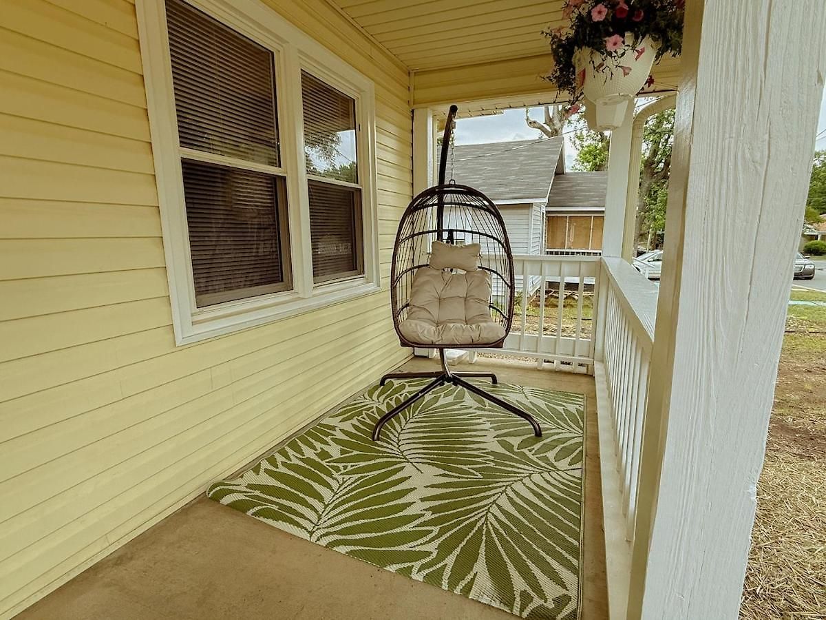 Retreat Porch Swing At 606 Clt Apartment