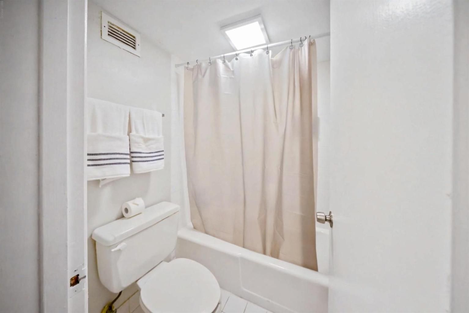 Mins To Atrium Health & Spectrum Arena Apartment Charlotte