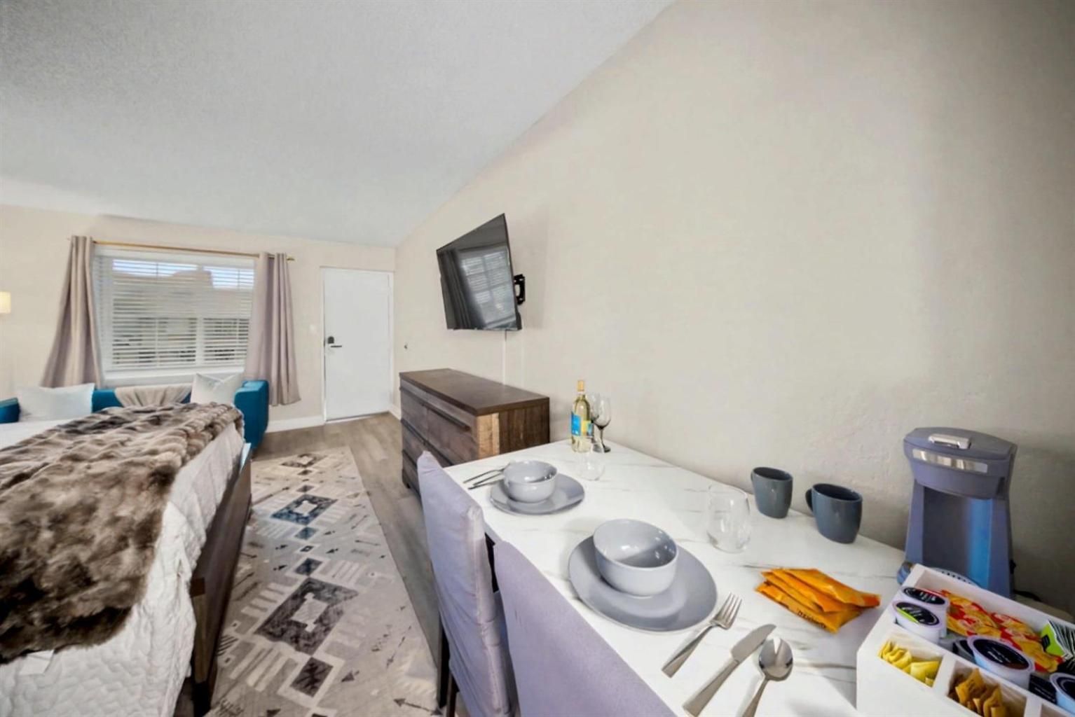Apartment Mins To Atrium Health & Spectrum Arena