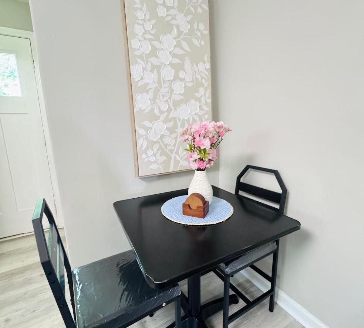 Charming And Renovated Close To Airport And Uptown Apartment