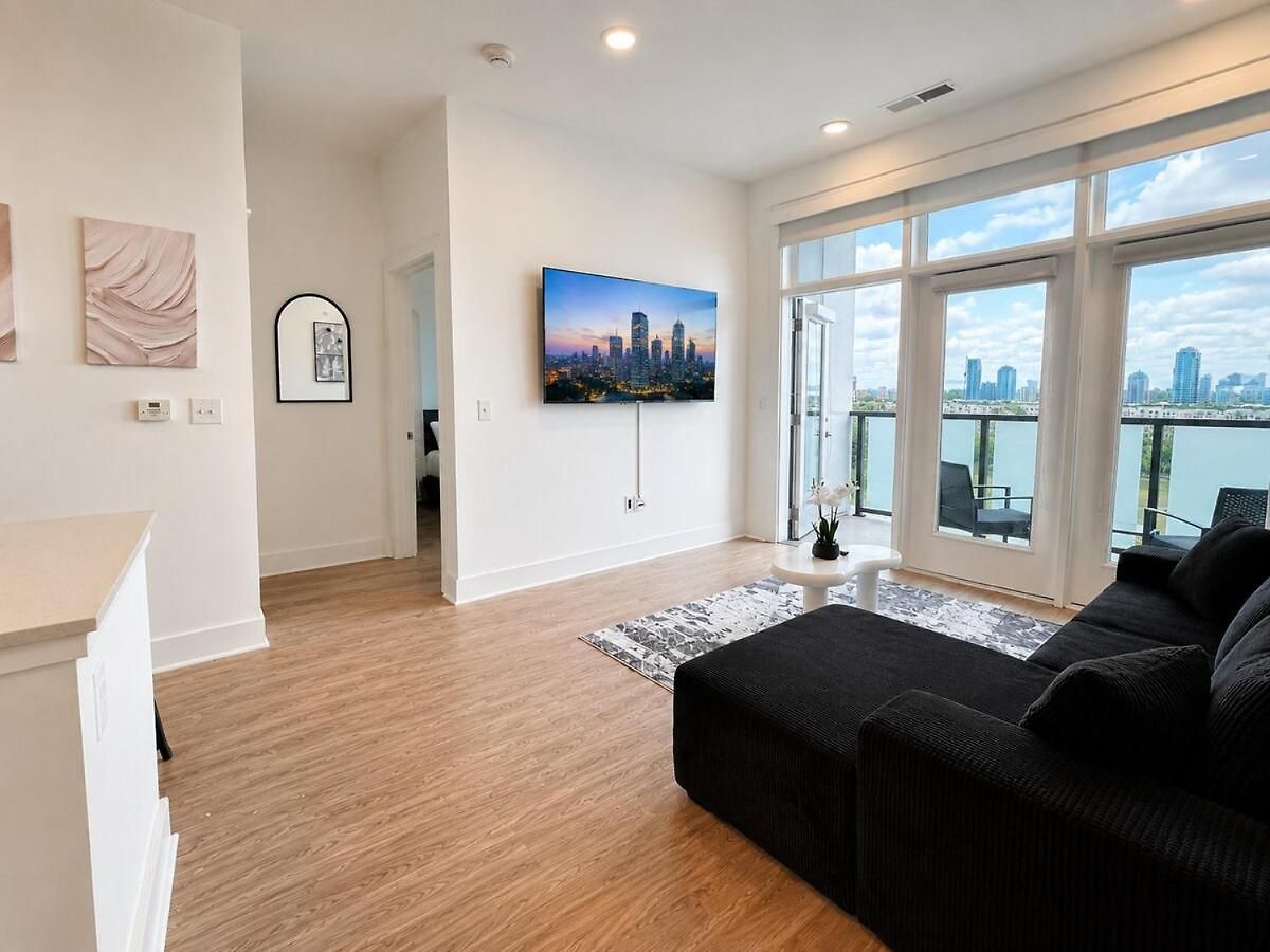 Luxury Uptown 2br Rooftop Pool Gym & Skyline Views Apartment *
