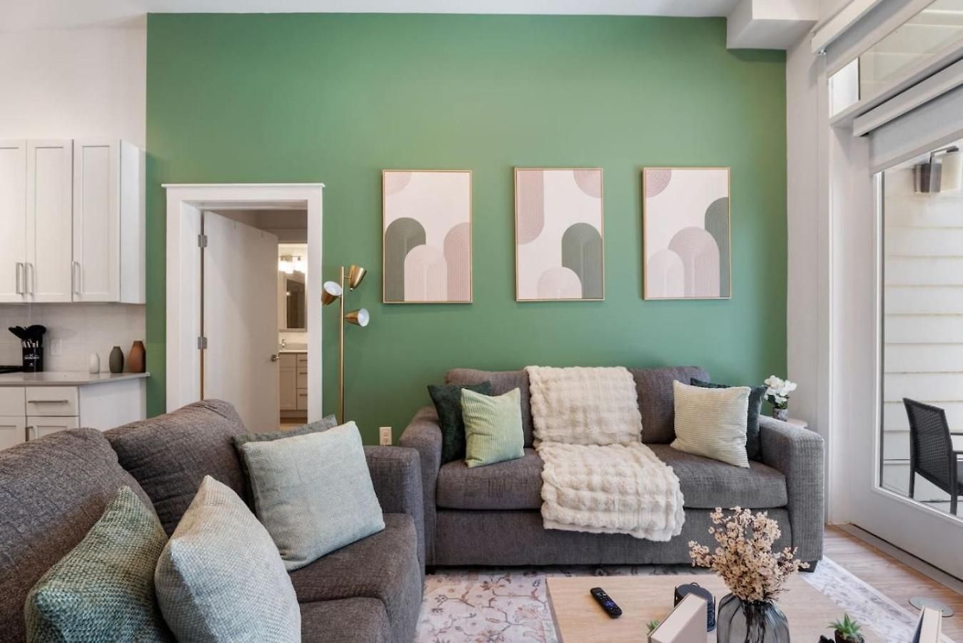 Uptown Haven - Free Parking, Pool, Walkable * Charlotte
