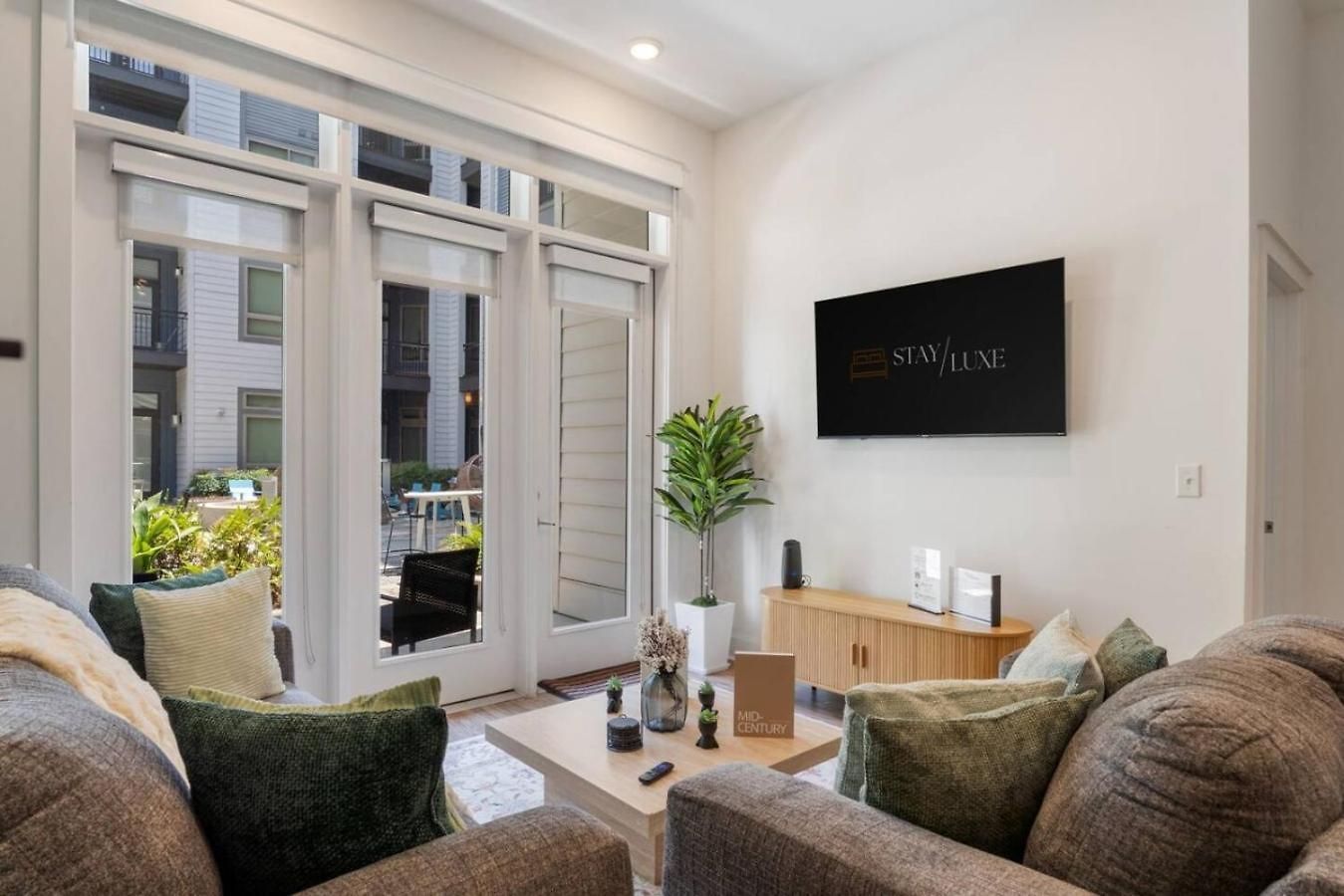 Uptown Haven - Free Parking, Pool, Walkable Apartment Charlotte