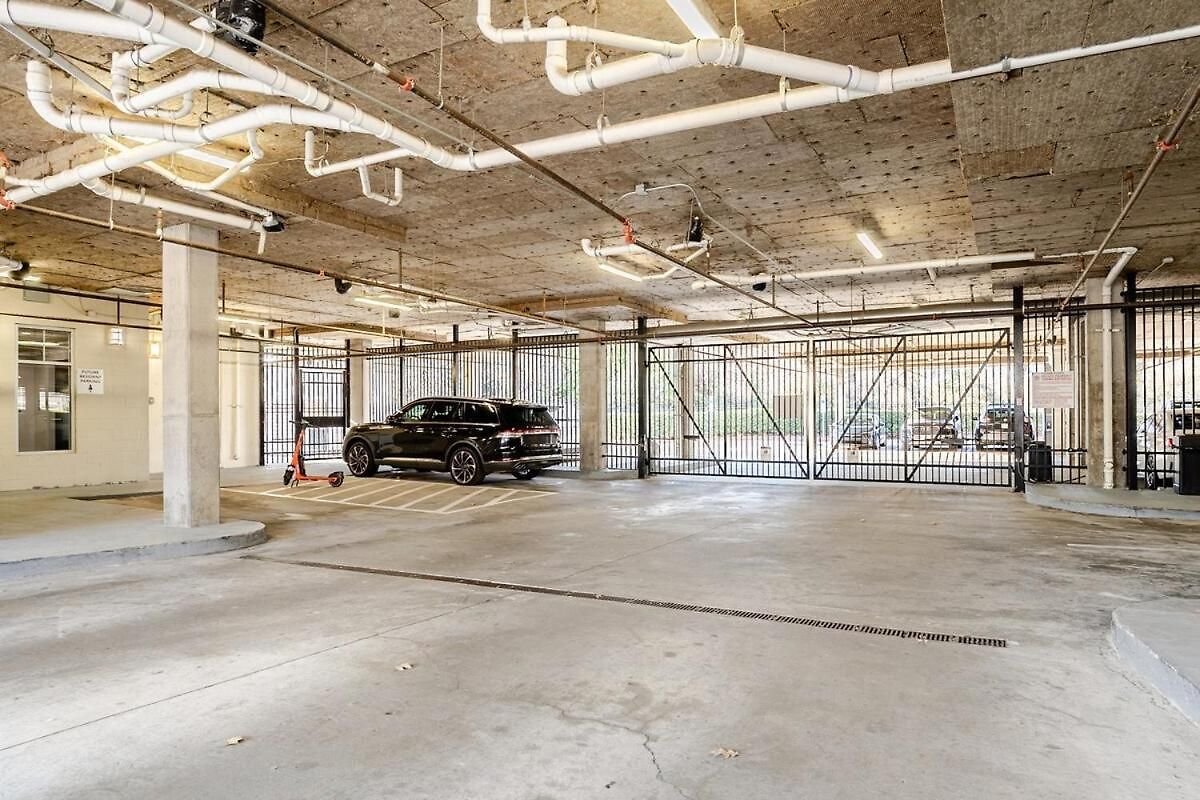 Prime Uptown Location Near Restaurants & Nightlife Apartment *