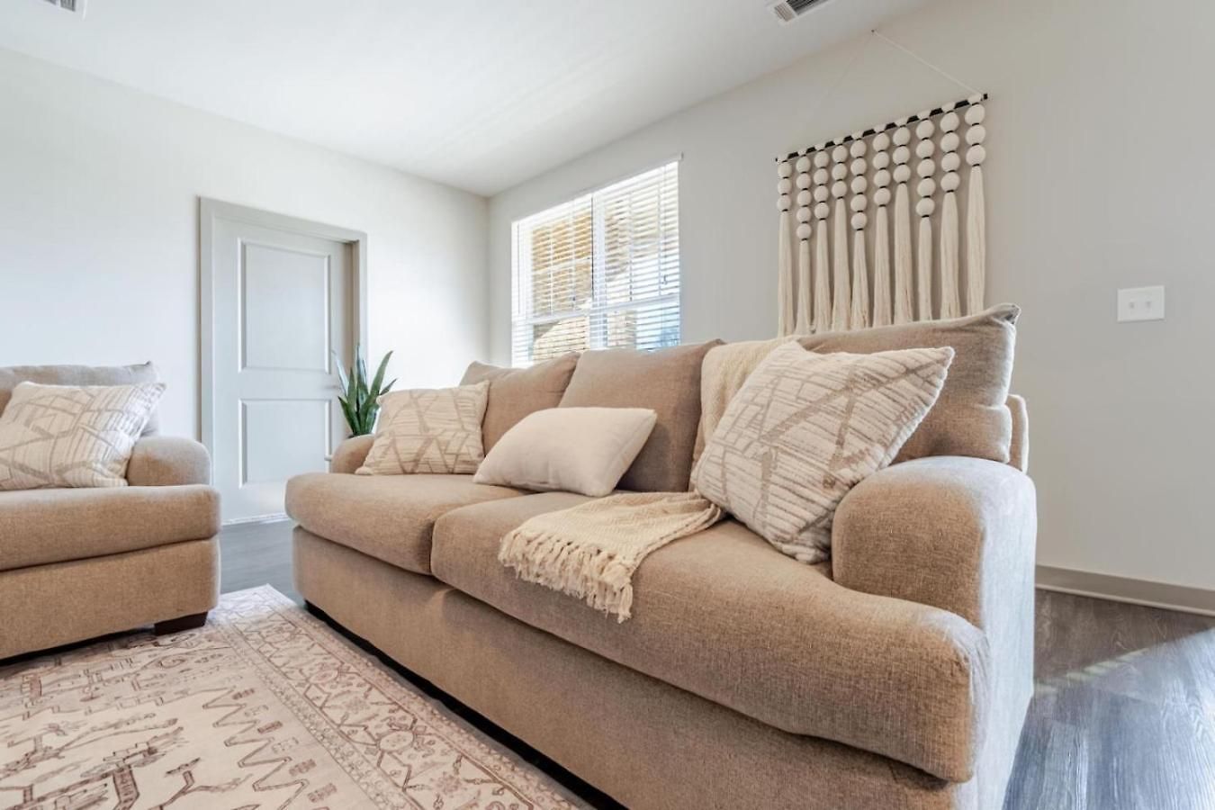 Bright, Cozy 3bd In Heart Of Matthews Apartment