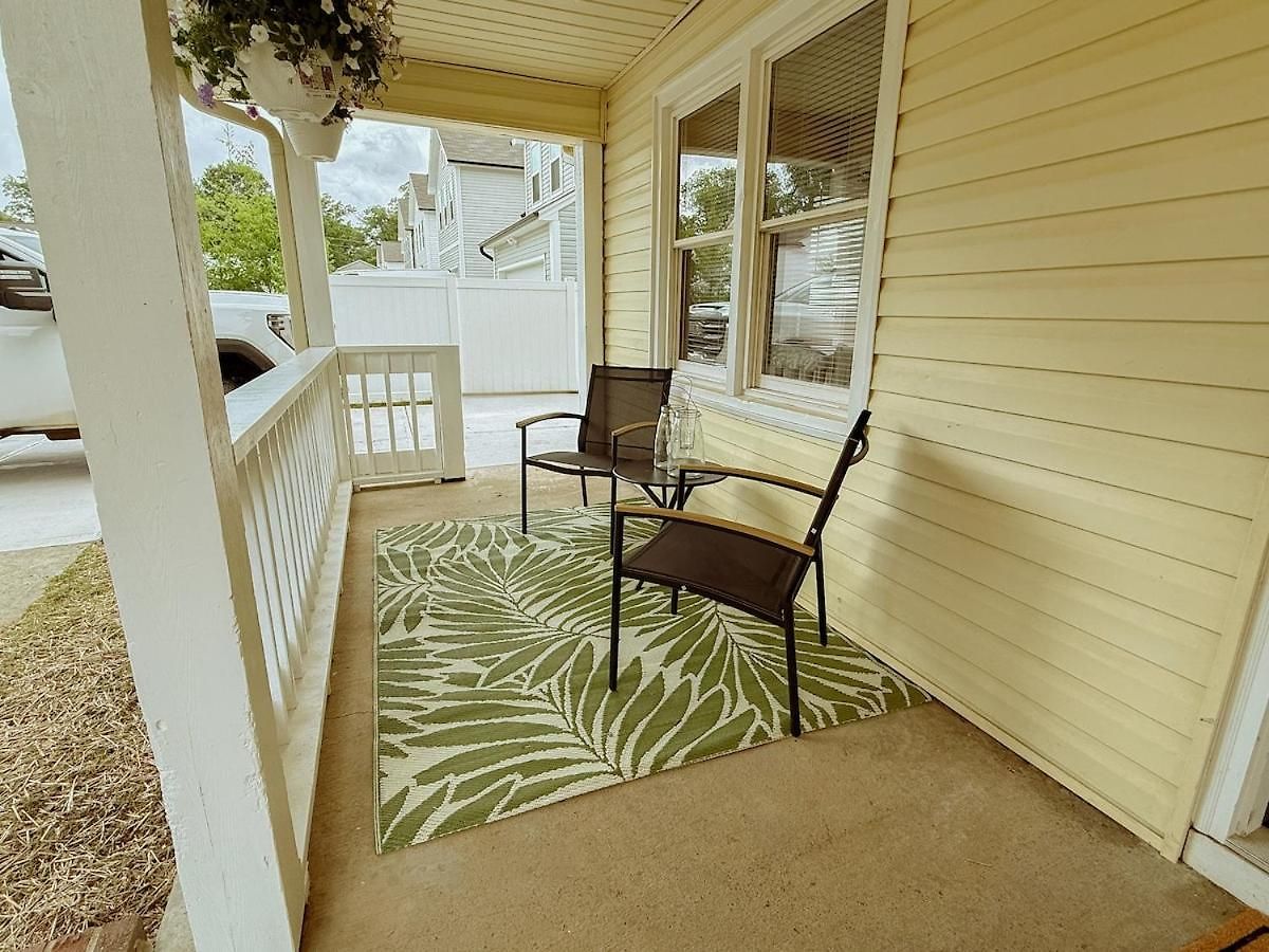Retreat Porch Swing At 606 Clt * Charlotte