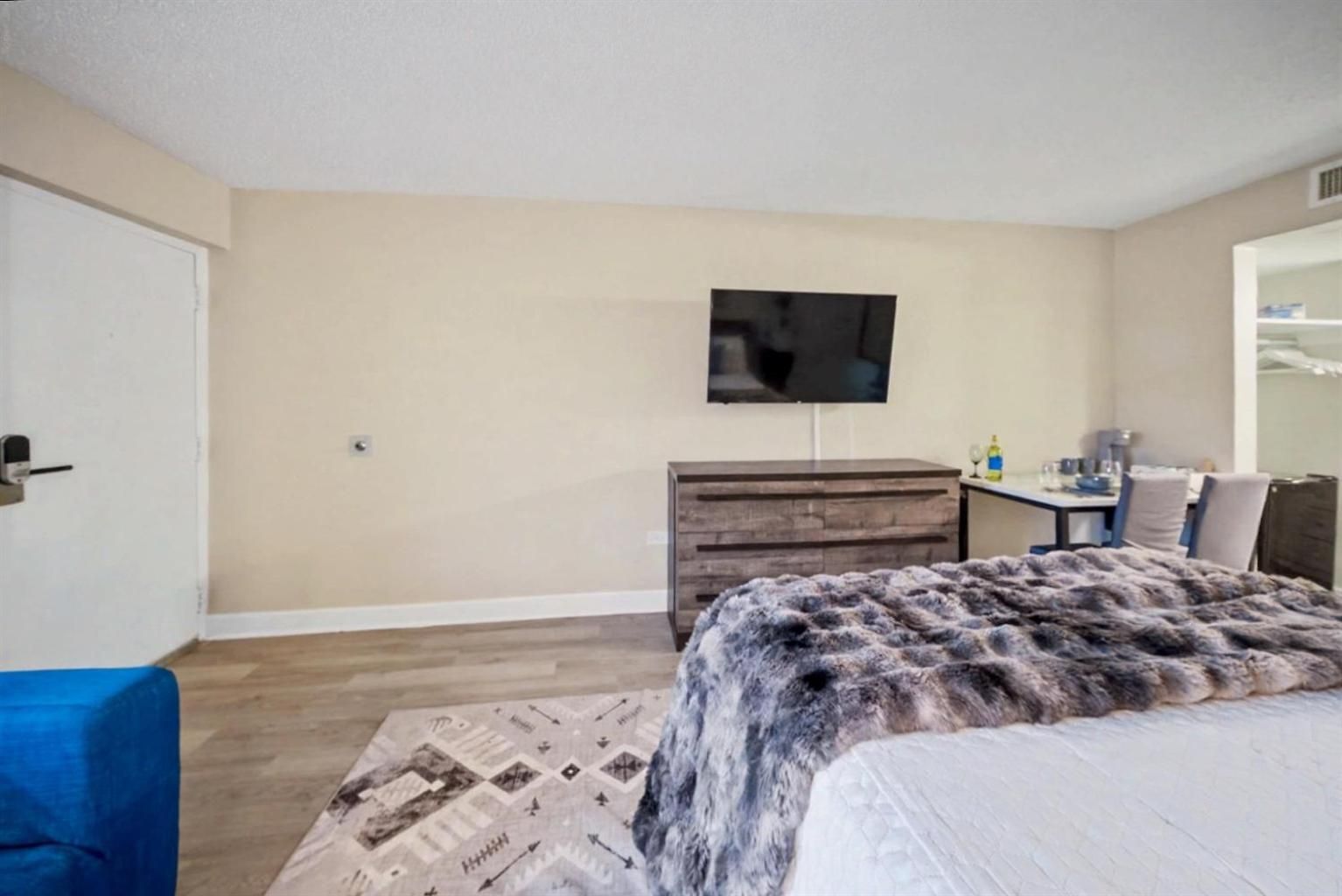 Apartment Mins To Atrium Health & Spectrum Arena
