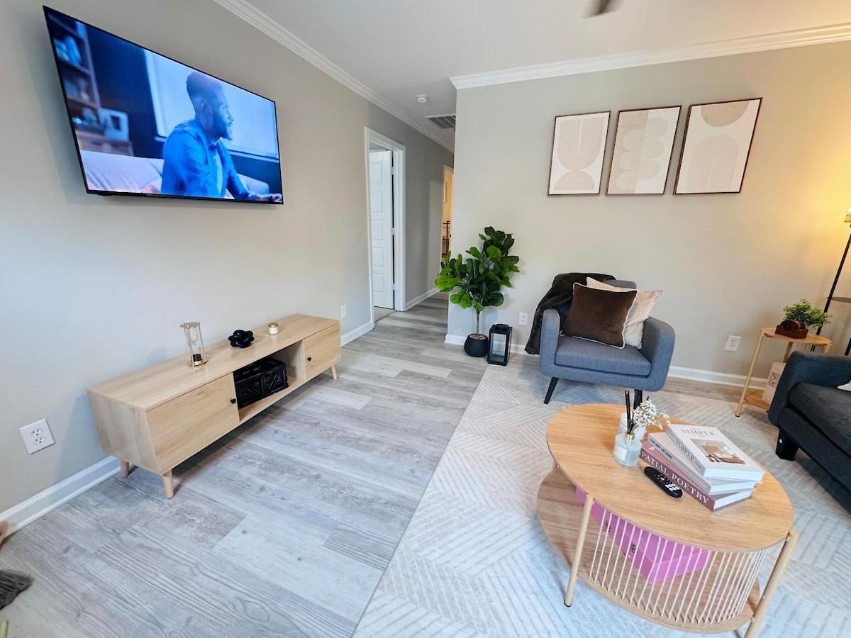 Charming And Renovated Close To Airport And Uptown Apartment