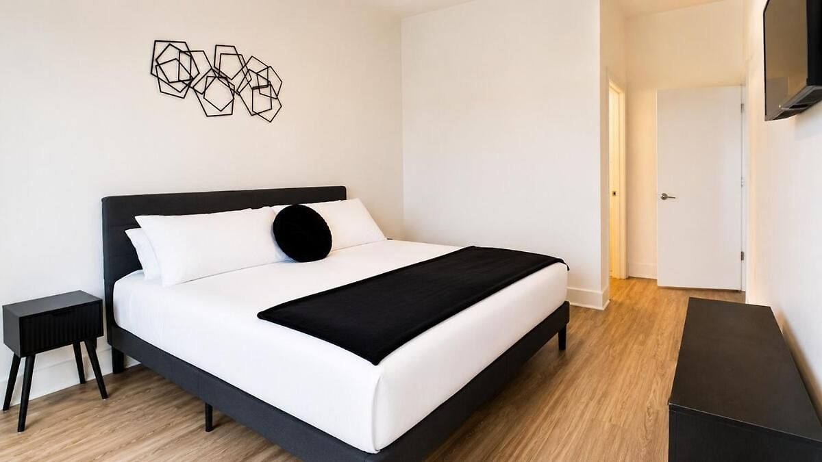 Luxury Uptown 2br Rooftop Pool Gym & Skyline Views Apartment