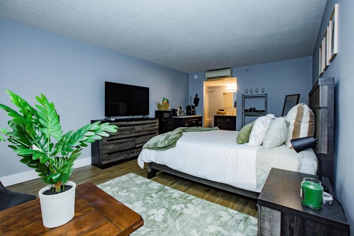 Apartment Relaxing Mins From Local Parks And Hospitals, 2410
