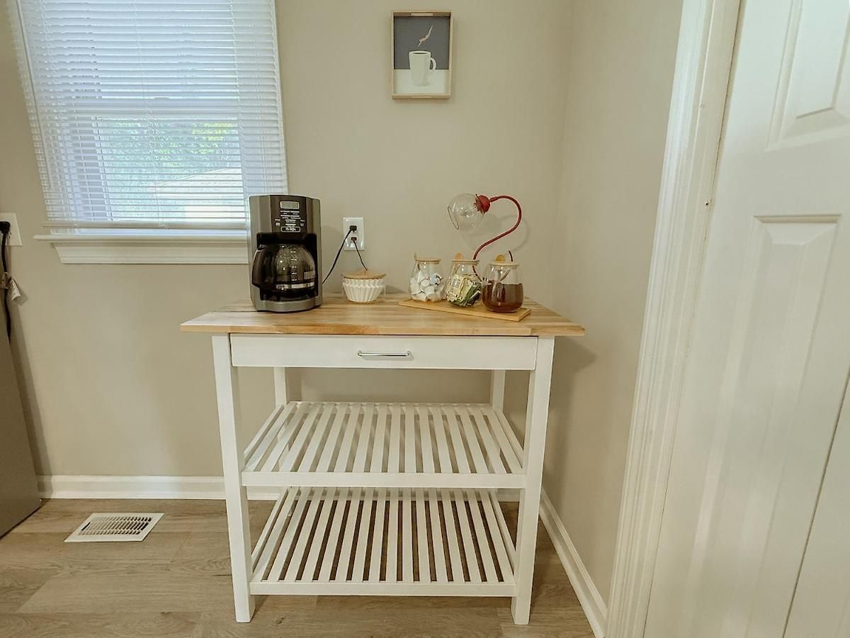 Apartment Retreat Porch Swing At 606 Clt Charlotte