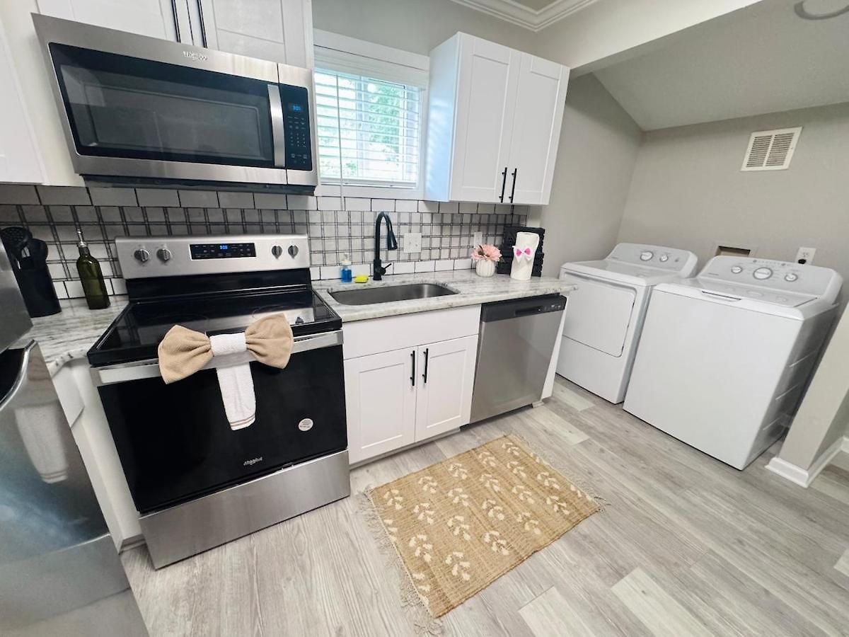 Charming And Renovated Close To Airport And Uptown Apartment *