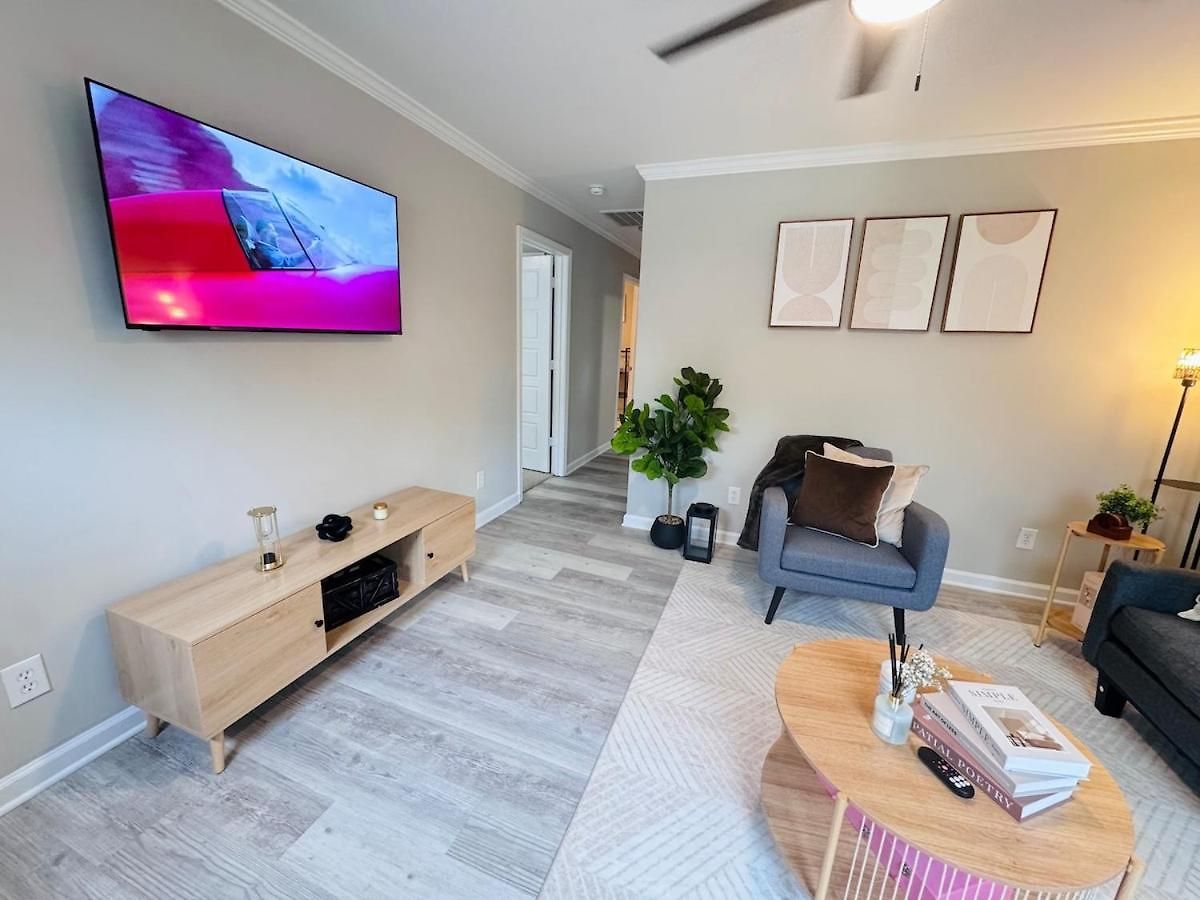 Charming And Renovated Close To Airport And Uptown Apartment