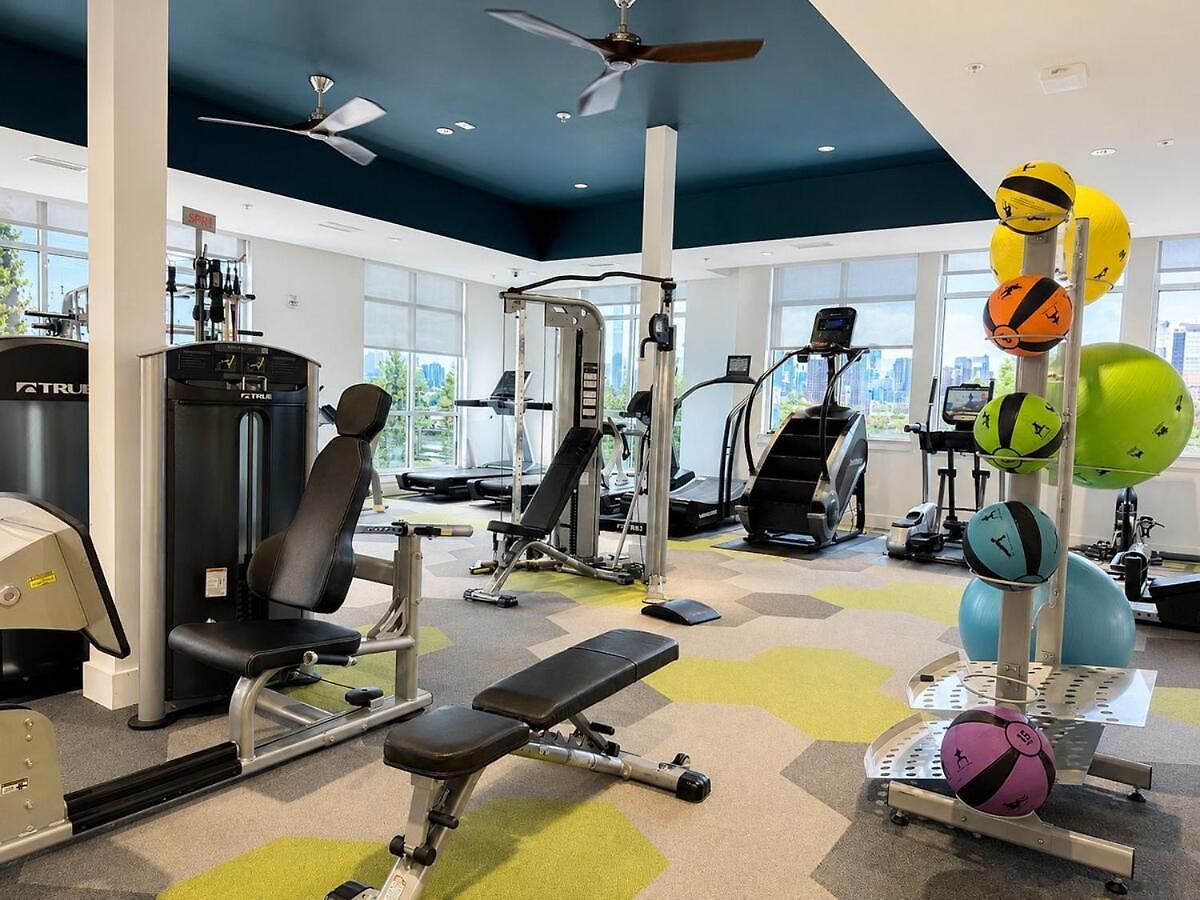 Luxury Uptown 2br Rooftop Pool Gym & Skyline Views Apartment *