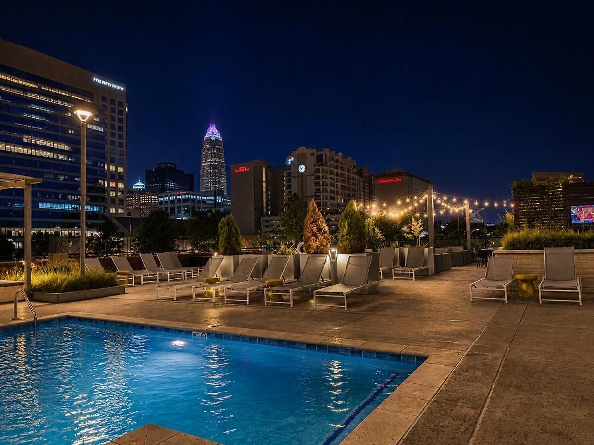 Luxury Uptown 2br Rooftop Pool Gym & Skyline Views Apartment *