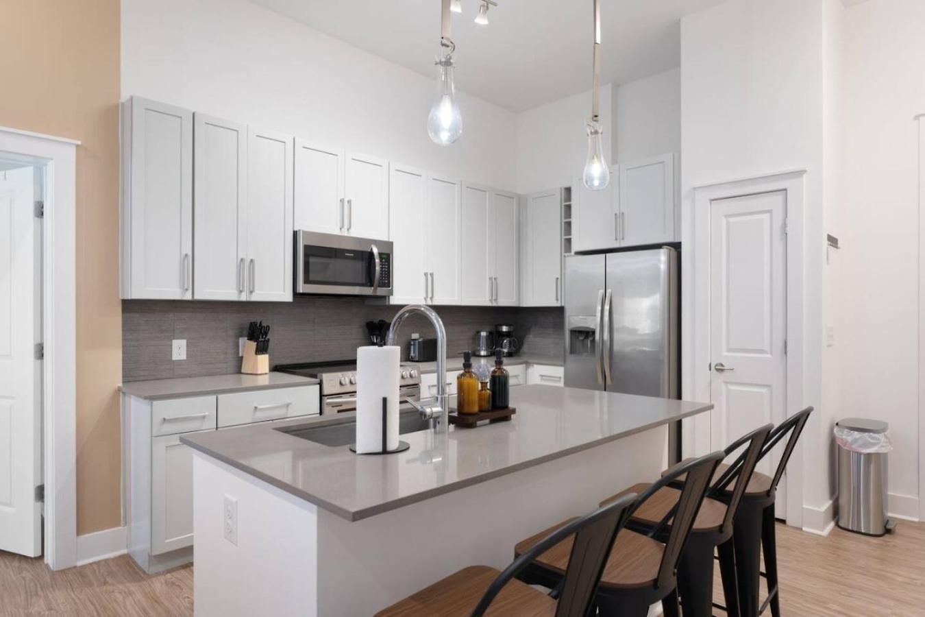 Queen Luxe - Free Parking, Pool, Apartment Charlotte