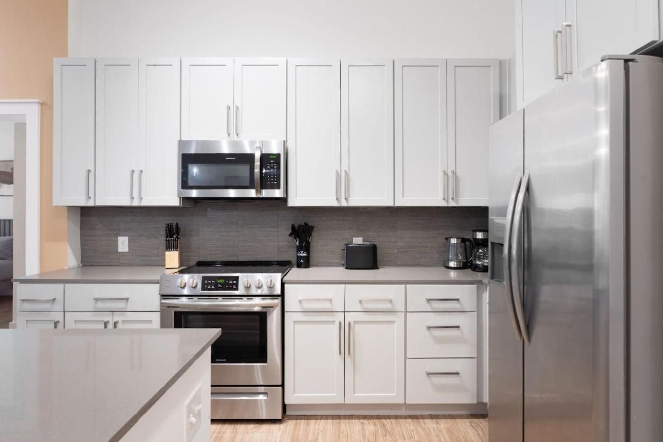 Queen Luxe - Free Parking, Pool, * Charlotte
