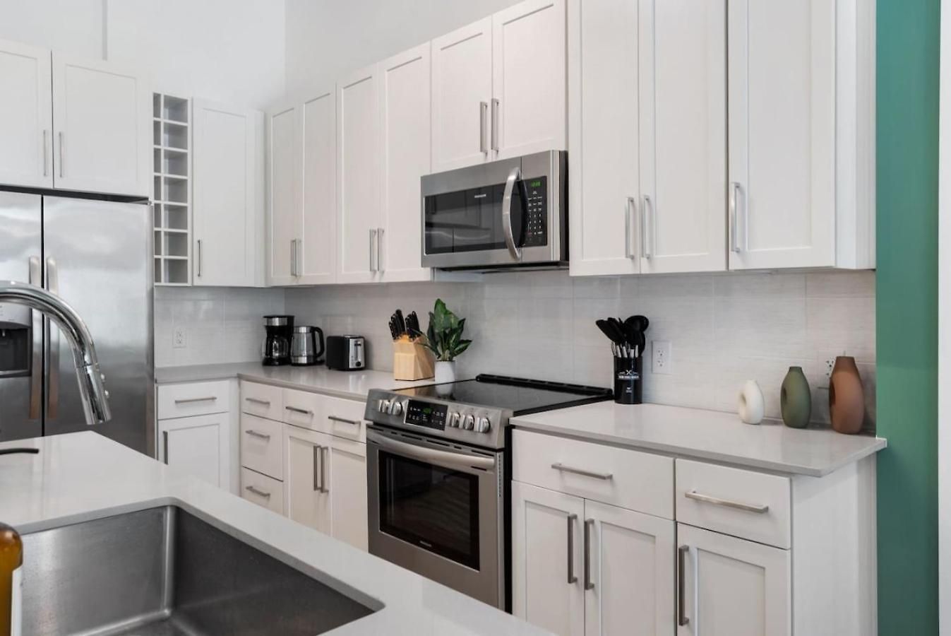 Uptown Haven - Free Parking, Pool, Walkable Charlotte