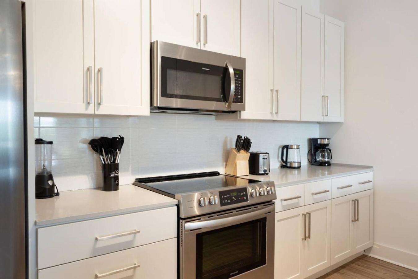 Cozy Carolina - Free Parking, Gym, Pool Apartment *