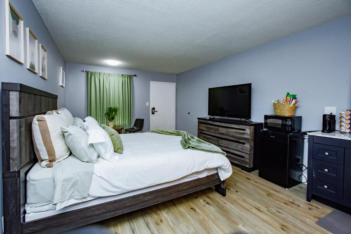 Relaxing Mins From Local Parks And Hospitals, 2410 Charlotte