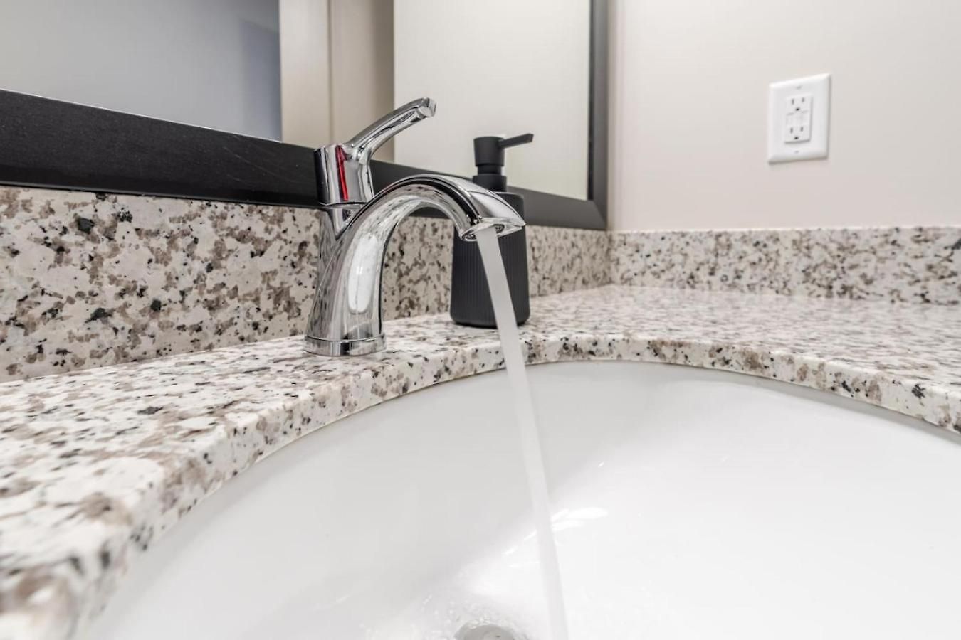 Bright, Cozy 3bd In Heart Of Matthews Apartment *