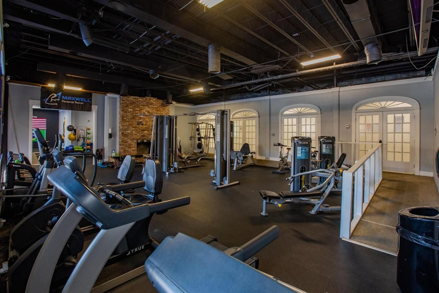 Mins To Atrium Health & Spectrum Arena Apartment