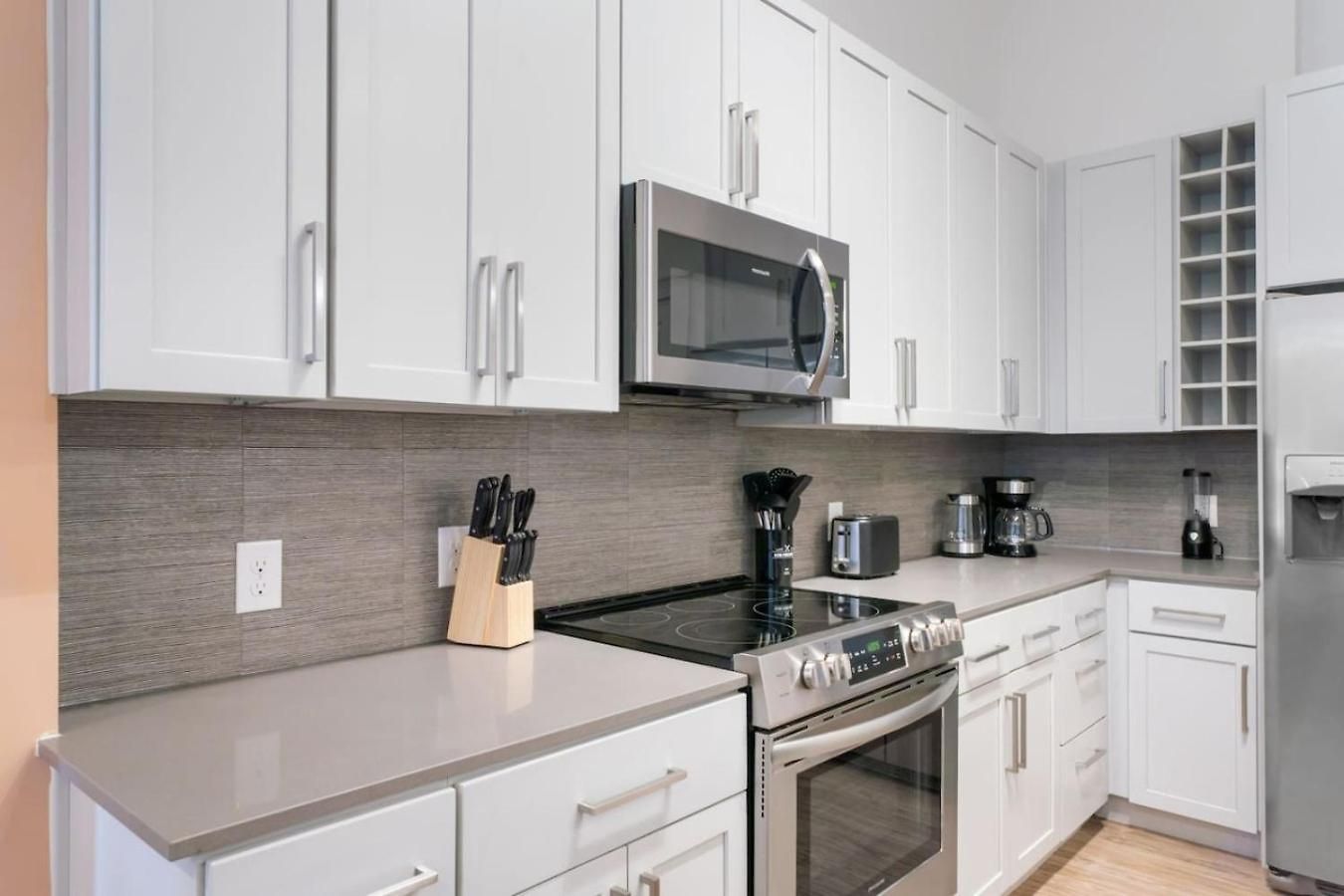 Queen Luxe - Free Parking, Pool, Apartment *