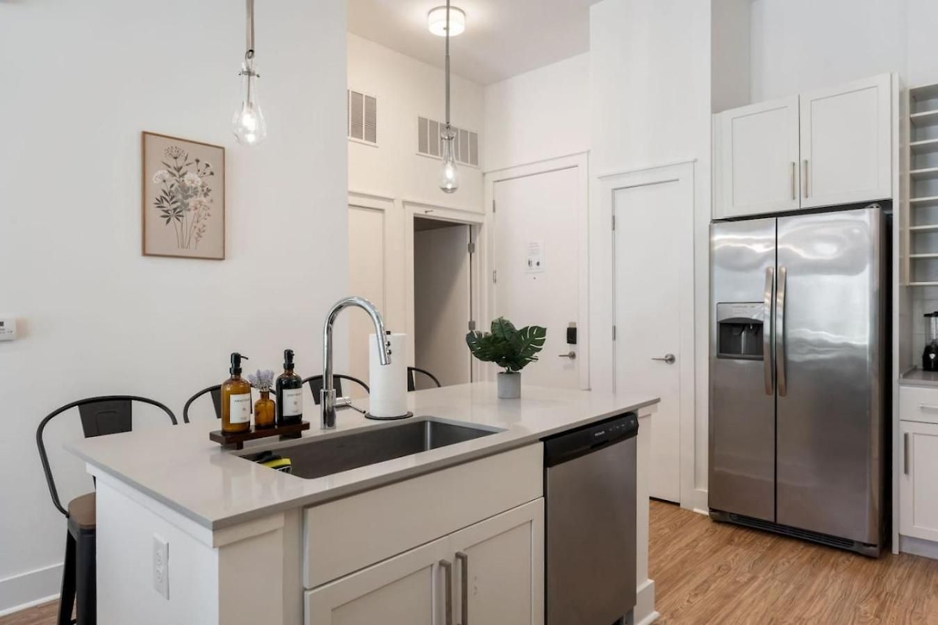 Apartment Uptown Haven - Free Parking, Pool, Walkable *