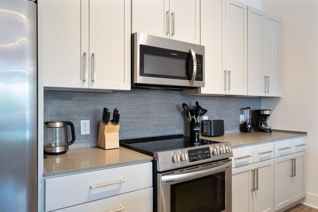 Carolina Luxury - Free Parking, Pool, Gym Apartment
