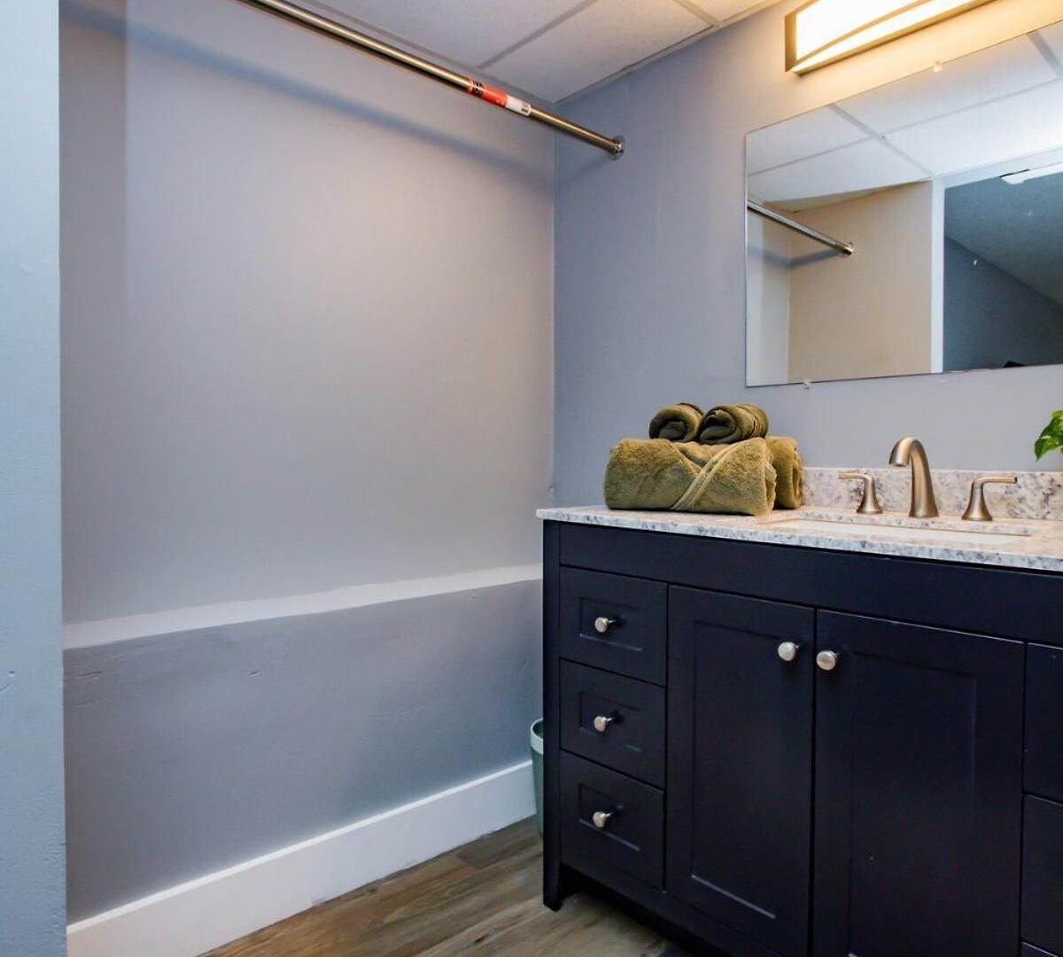 Relaxing Mins From Local Parks And Hospitals, 2410 Apartment *