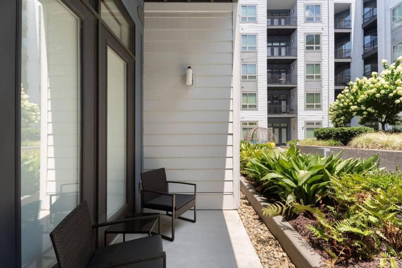 Apartment Uptown Haven - Free Parking, Pool, Walkable *