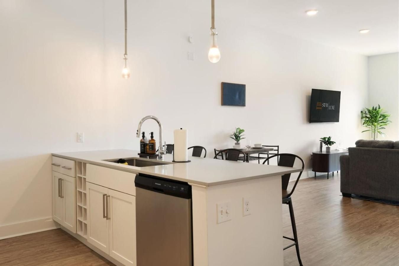 Cozy Carolina - Free Parking, Gym, Pool *