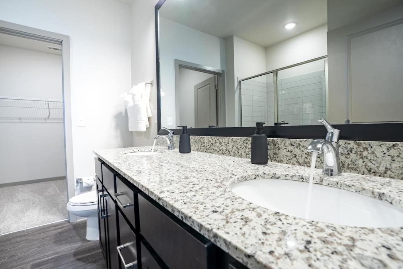 Apartment Stylish, Comfortable 2bd Abode Near Dt Matthews