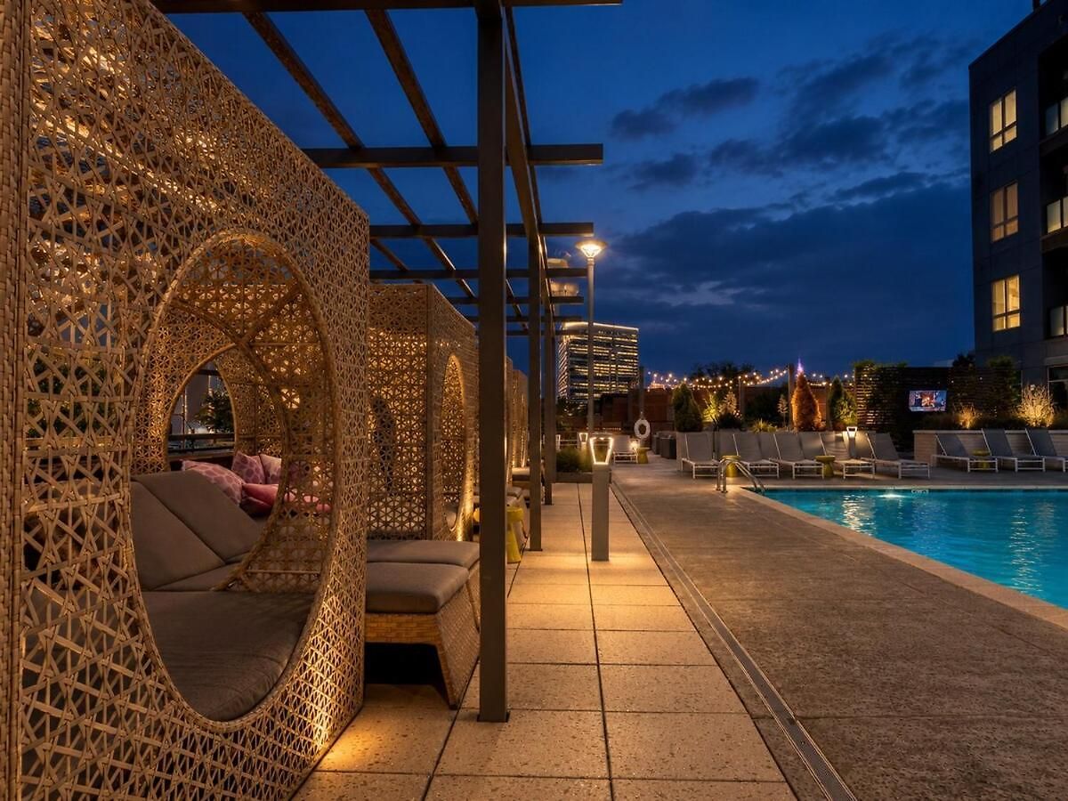 Luxury Uptown 2br Rooftop Pool Gym & Skyline Views Apartment