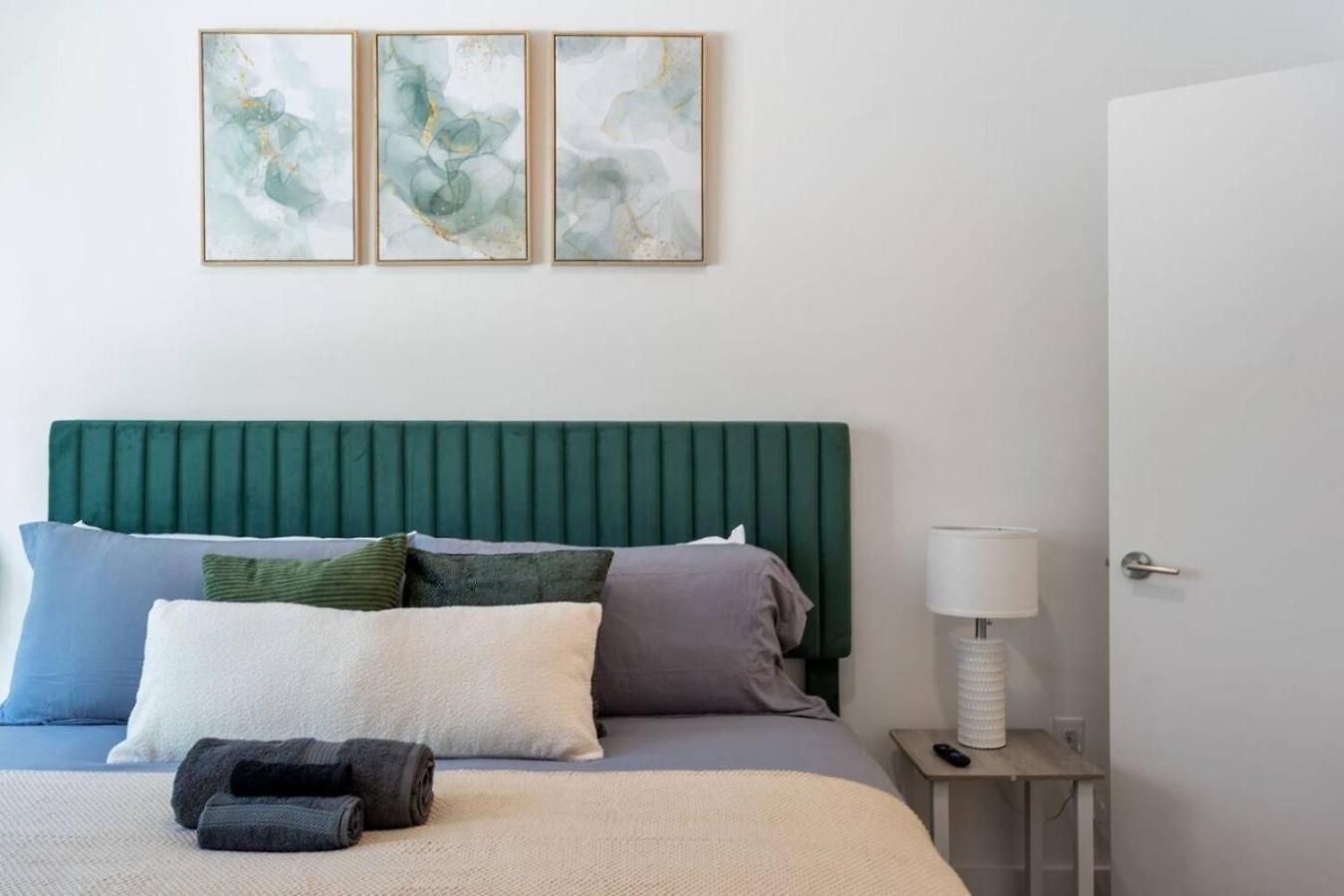 Uptown Haven - Free Parking, Pool, Walkable Apartment