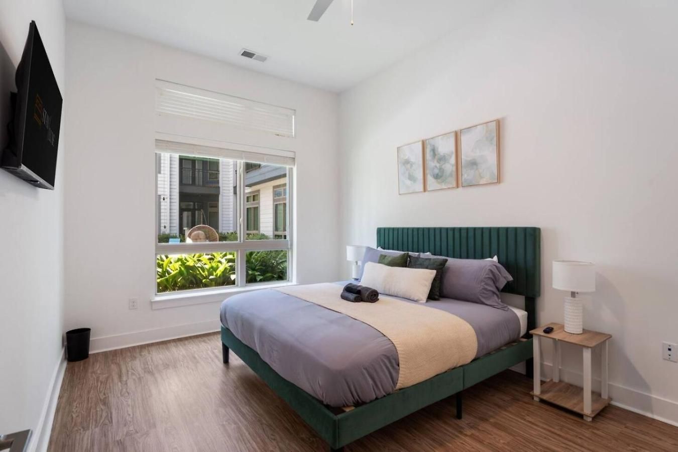 Uptown Haven - Free Parking, Pool, Walkable Apartment *