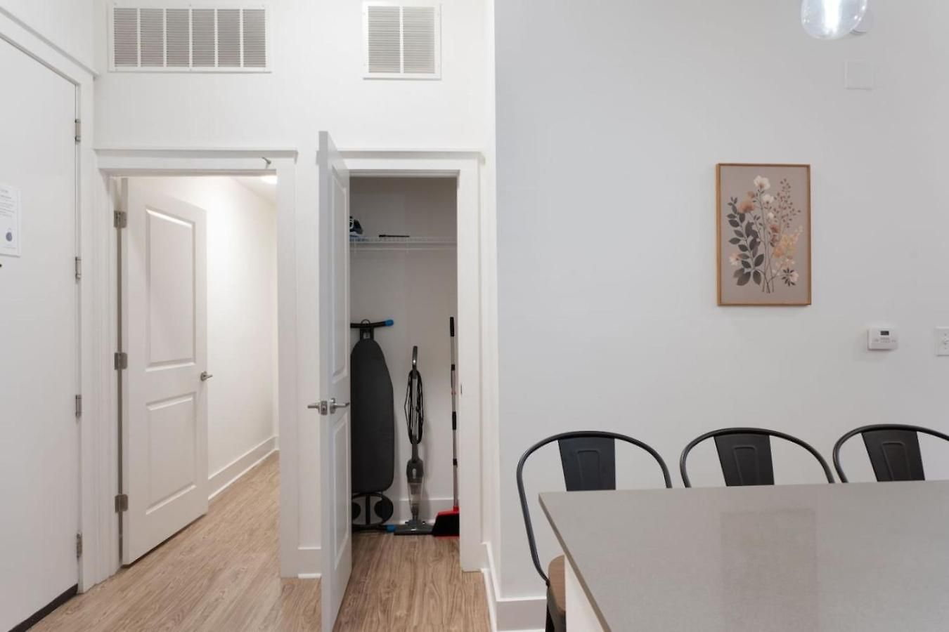 Queen Luxe - Free Parking, Pool, Apartment *