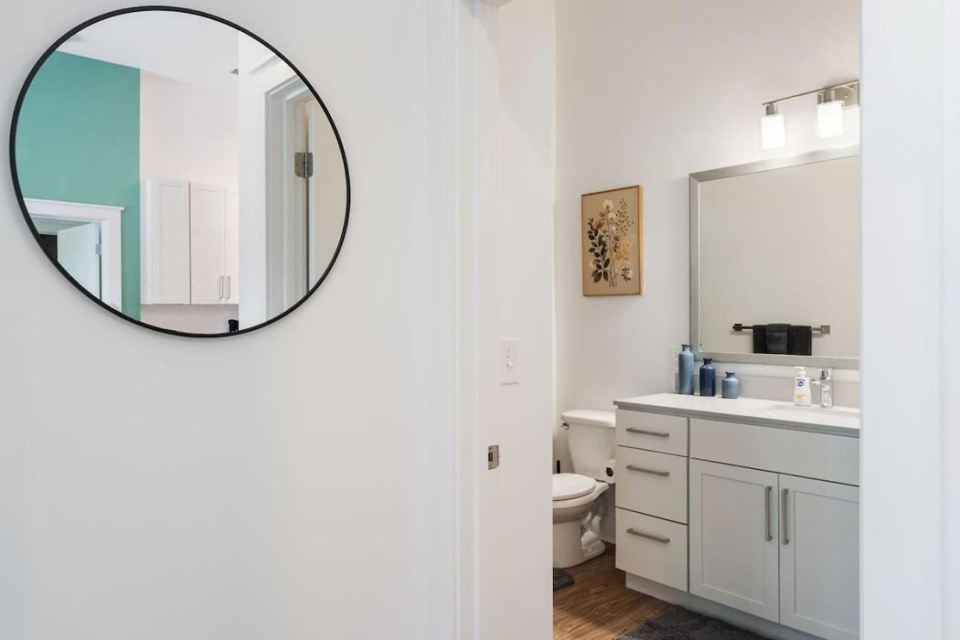 Uptown Haven - Free Parking, Pool, Walkable *