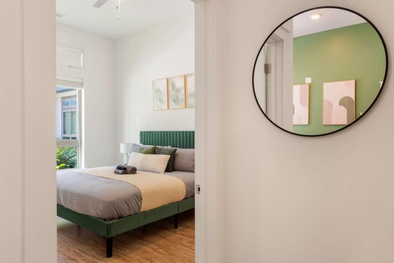 Uptown Haven - Free Parking, Pool, Walkable