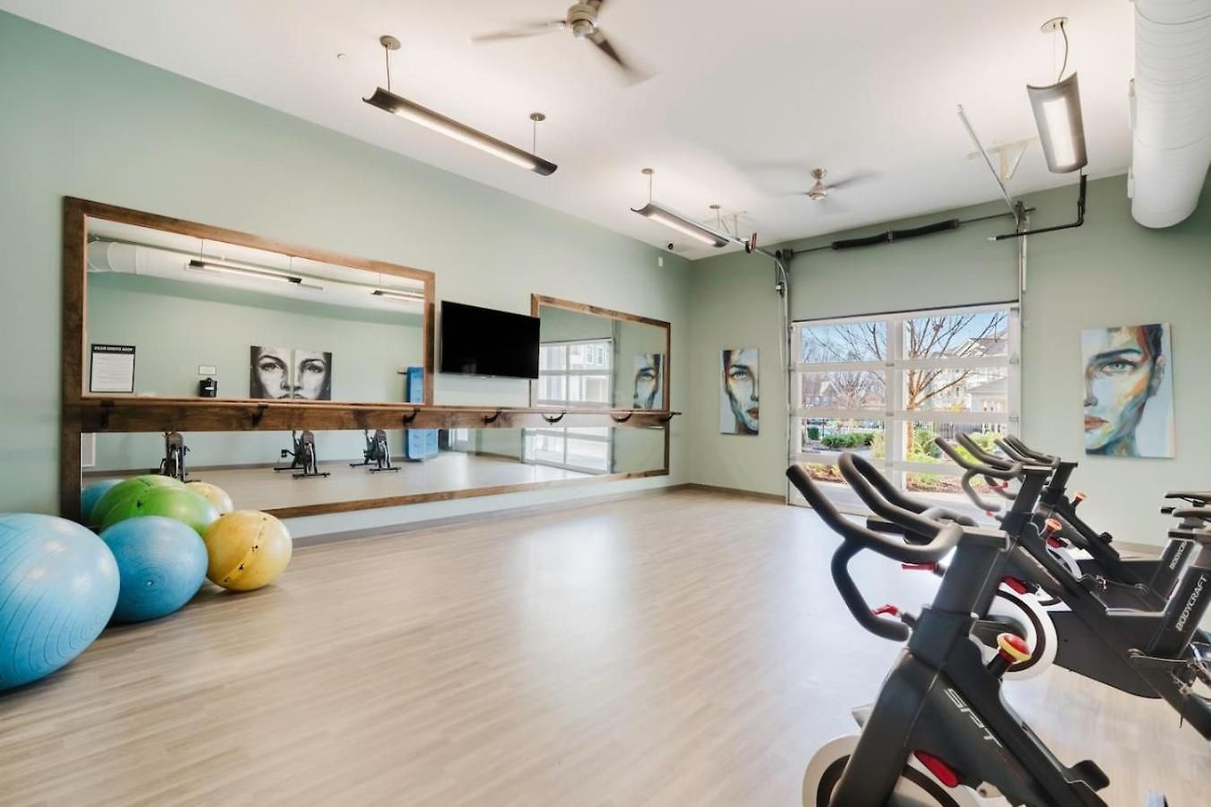 Stylish, Comfortable 2bd Abode Near Dt Matthews