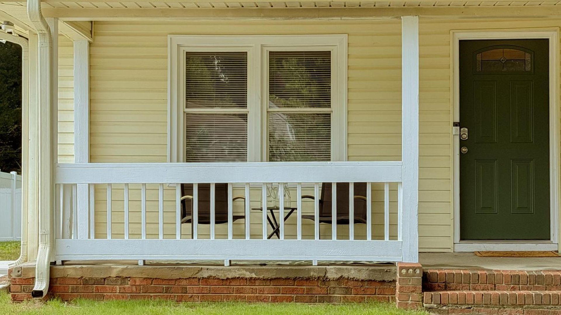 Retreat Porch Swing At 606 Clt Apartment Charlotte