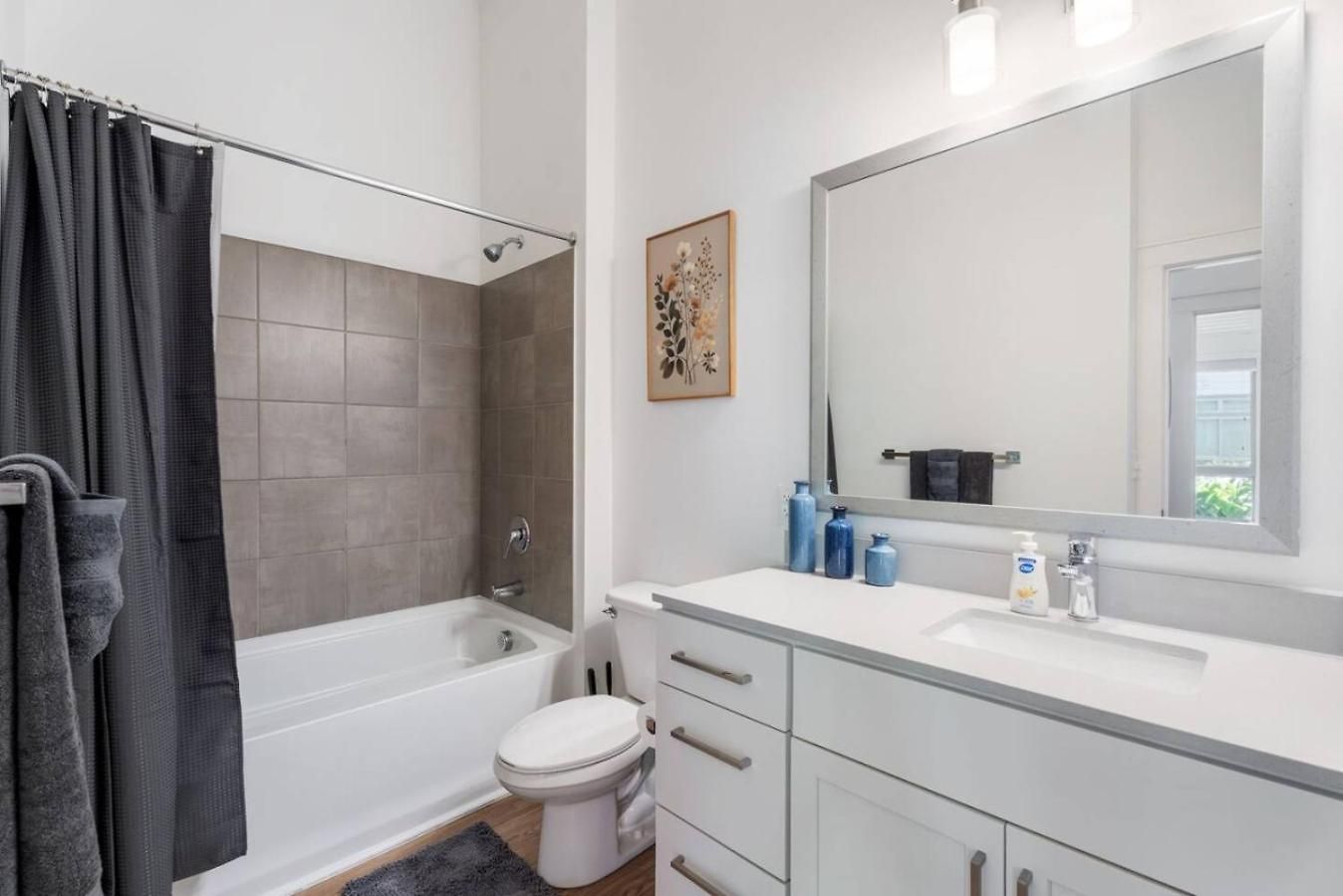Uptown Haven - Free Parking, Pool, Walkable Apartment