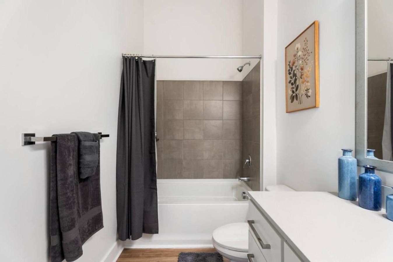Apartment Uptown Haven - Free Parking, Pool, Walkable