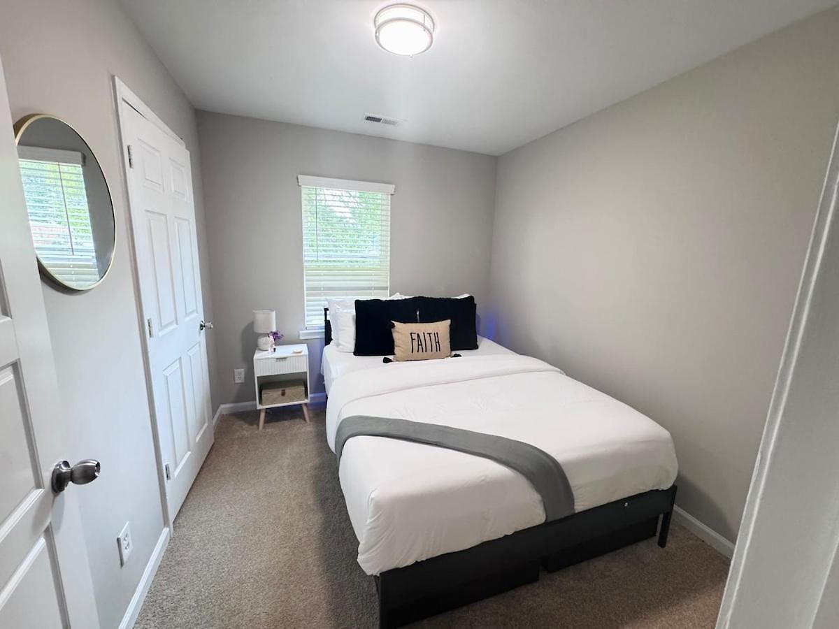 Charming And Renovated Close To Airport And Uptown Apartment