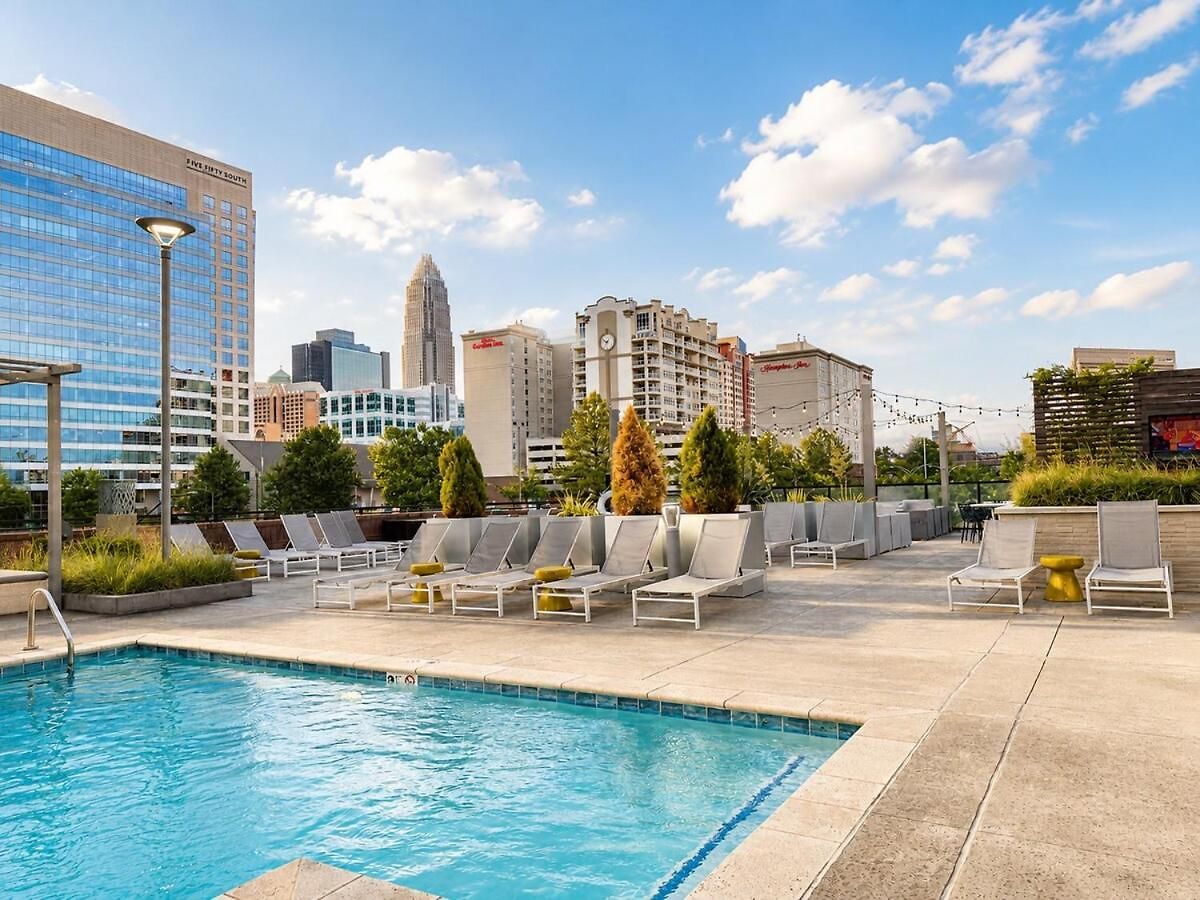Luxury Uptown 2br Rooftop Pool Gym & Skyline Views Apartment Charlotte