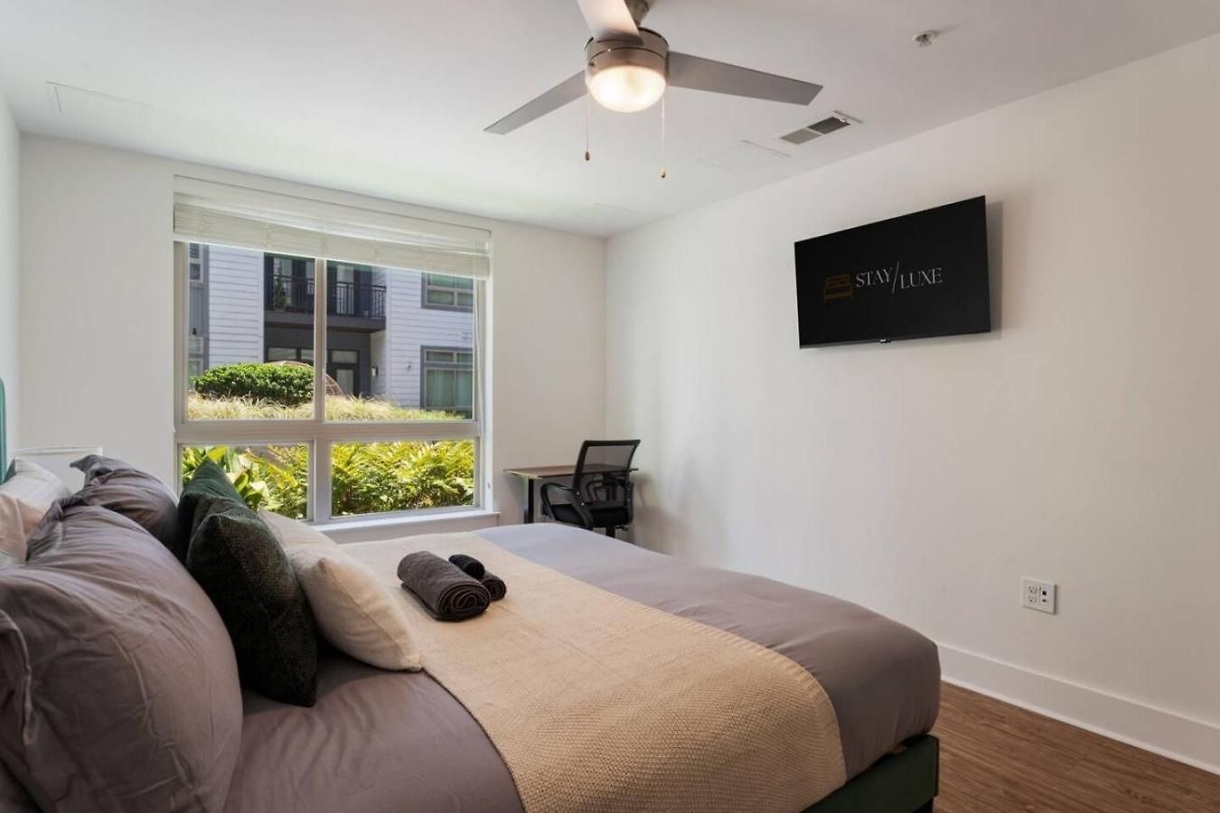 Uptown Haven - Free Parking, Pool, Walkable *